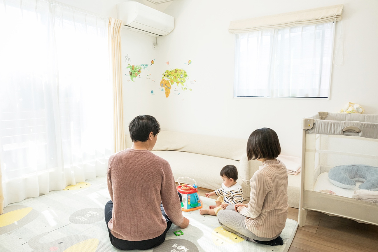 日当たりの良い、<br>明るいリビングで過ごす家族の時間